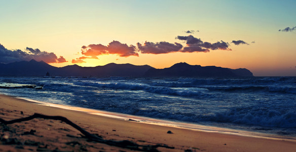 在西西里岛海岸和波涛汹涌的地中海海面上的日落