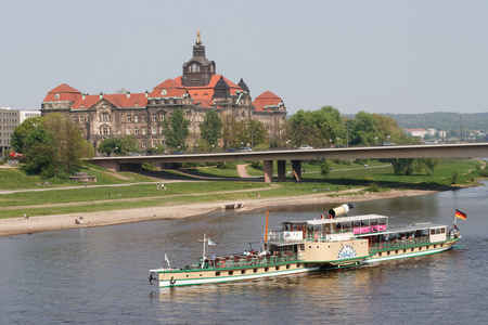 易北河上的游船。德累斯顿