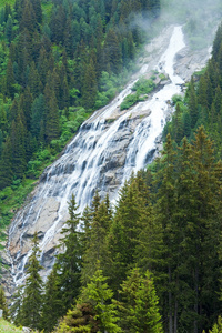 阿尔卑斯山瀑布夏季视图