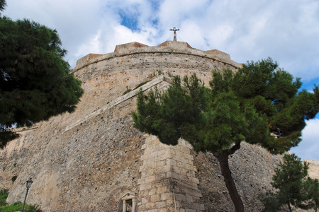 圆的中世纪城堡中佐，西西里岛的堡垒
