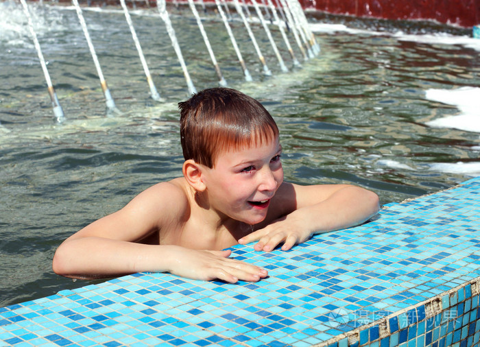 男孩浴在喷泉