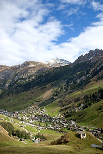 vals 村在瑞士阿尔卑斯山