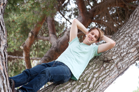 年轻男性轻松一棵树上