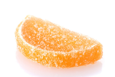 孤立在白色橙色果冻糖果
