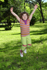 快乐的小女孩在公园跳