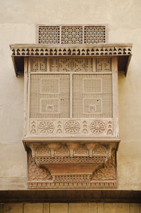 在埃及开罗的传统雕刻木材窗口