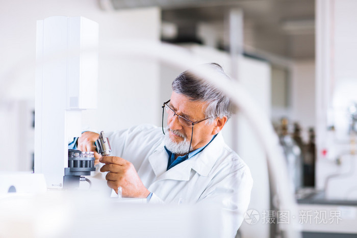 开展科学研究在实验室中的高级男研究员