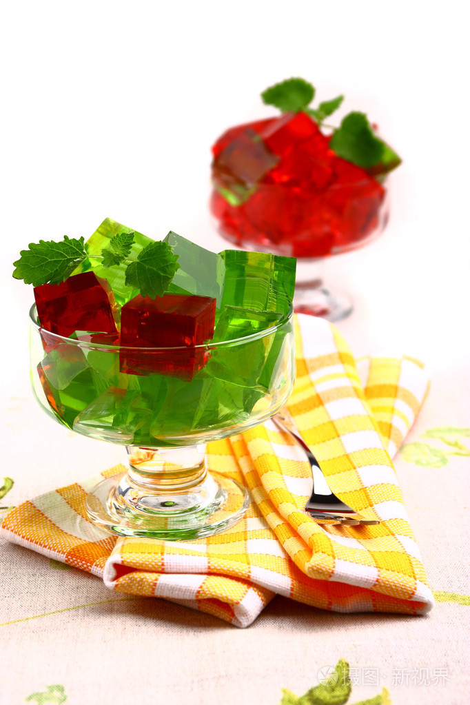 美味甜果冻甜点在尊贵的酒杯