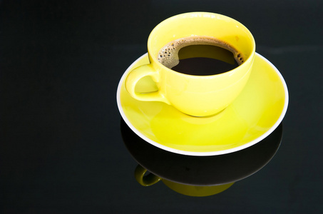 杯咖啡，桌上的玻璃反射