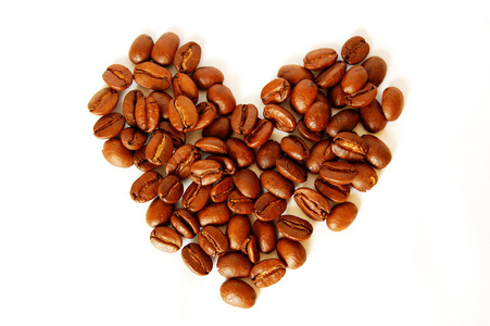 在白色背景上的咖啡豆制成的心