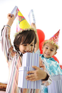 快乐儿童庆祝，气球和周围呈现的生日聚会