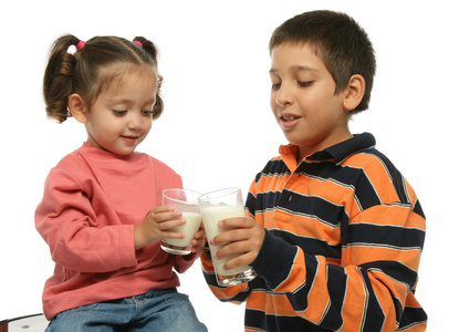 弟弟和妹妹喝牛奶