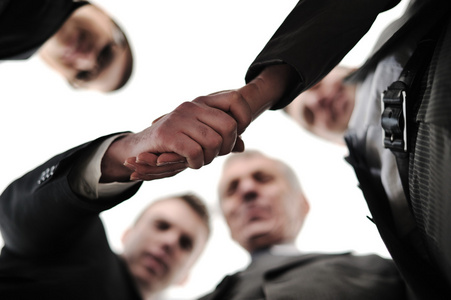 在企业中的团队办公室前面两个成功的商人的握手