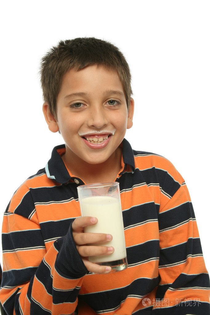 男孩喝一杯牛奶