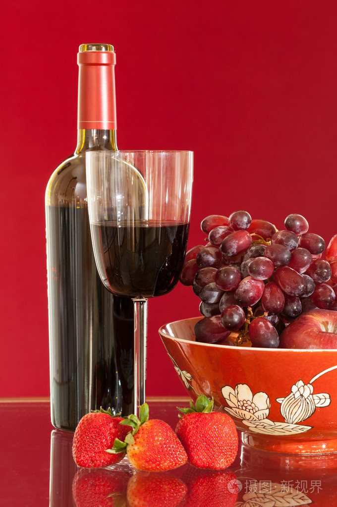 红葡萄酒瓶和水果用玻璃