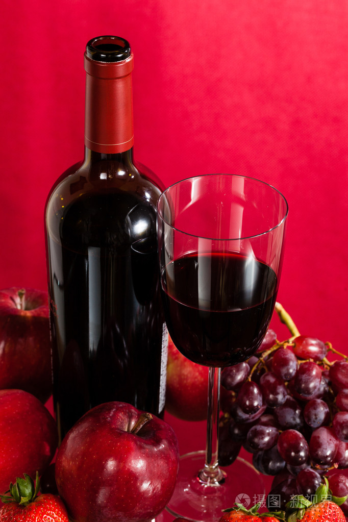 红葡萄酒瓶和水果用玻璃