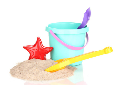 儿童沙滩玩具和孤立在白色的沙子
