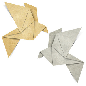 由再生纸制成的折纸鸟 papercraft