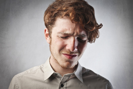 悲哀的年轻人与痛苦的表情图片