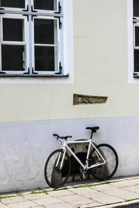 在古老的小镇的白色自行车
