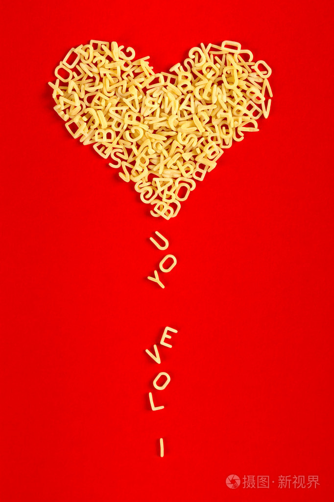 从字母和"我爱你"红色背景上的心