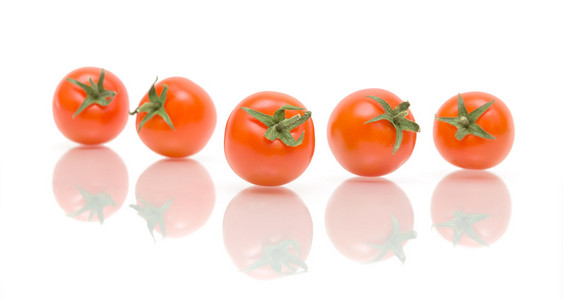 用反射在白色背景上熟的西红柿