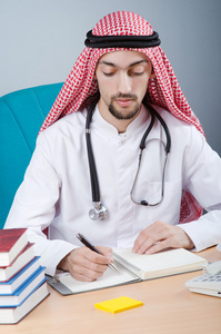 在医院工作的阿拉伯医生