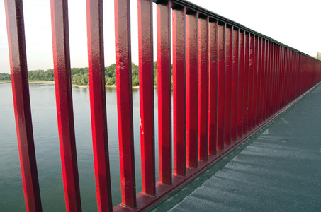 河大桥梁红色滑轨