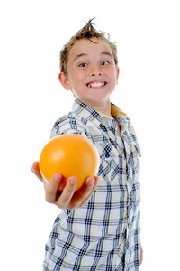小小的孩子举行新鲜橙子