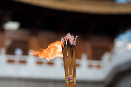 崇拜香组的香多彩香或佛教祈祷香烛欧洲人持香在他的手熏香香烛燃烧