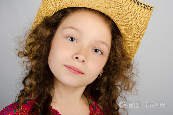 可爱的小女孩戴着帽子的肖像