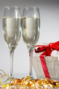 香槟 礼品与红色磁带和弓的眼镜