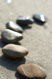 在海上，卵石砂的石头