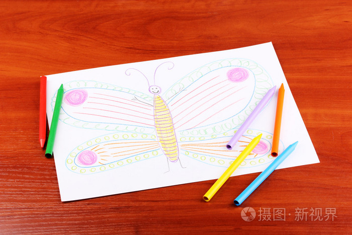 儿童木制背景上的彩虹和铅笔绘图
