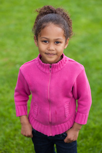 一个可爱的小非洲亚洲女孩的肖像