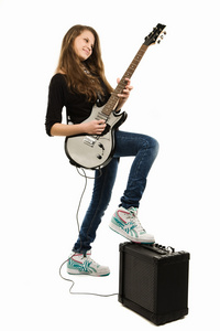 十几岁的女孩弹吉他
