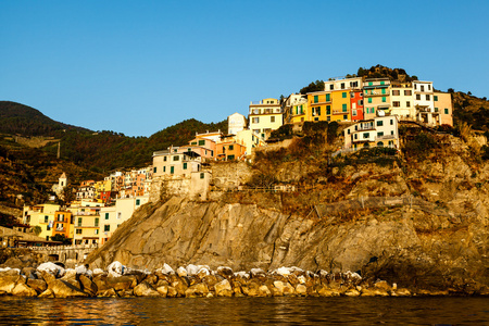 在 Manarola 村的五渔村，意大利的日落