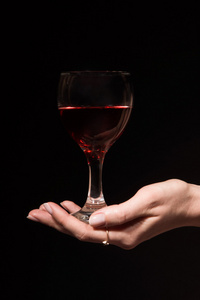 玻璃在女性手中的红酒