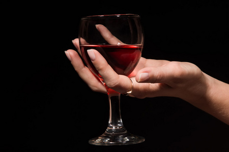 玻璃在女性手中的红酒