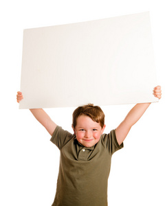 年轻的孩子男孩持空白标志与为您的副本上白色隔离室的肖像