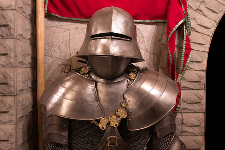 站在诺曼底中世纪的骑士-十字军照片