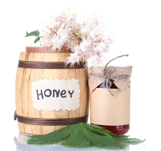 一桶和一罐蜂蜜和孤立在白色背景上的板栗花