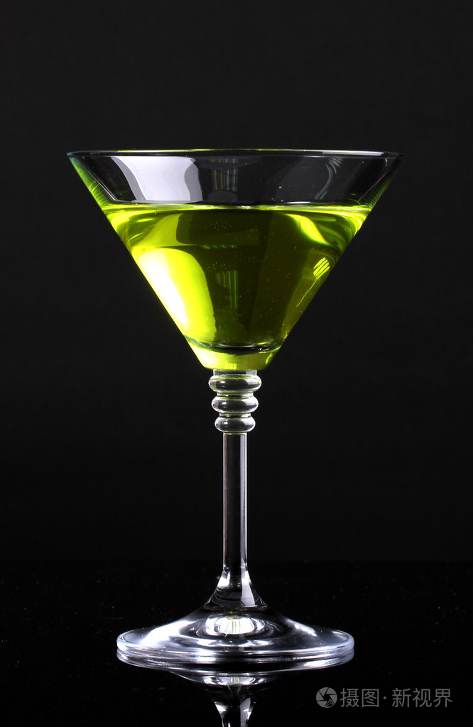 黄色鸡尾酒马提尼酒杯被隔绝在黑色