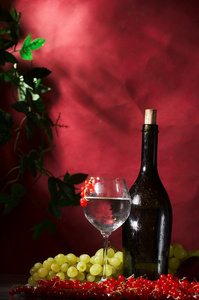 玻璃和瓶葡萄酒