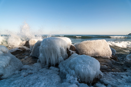 冰冷岩石的一个湖在冬季