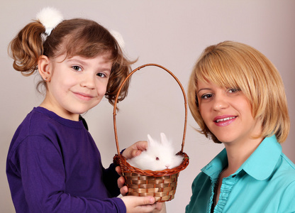 母亲和女儿与可爱侏儒兔