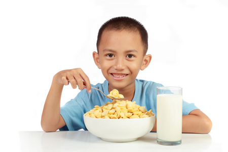 对牛奶反对票白色背景一起吃早餐的孩子的爱