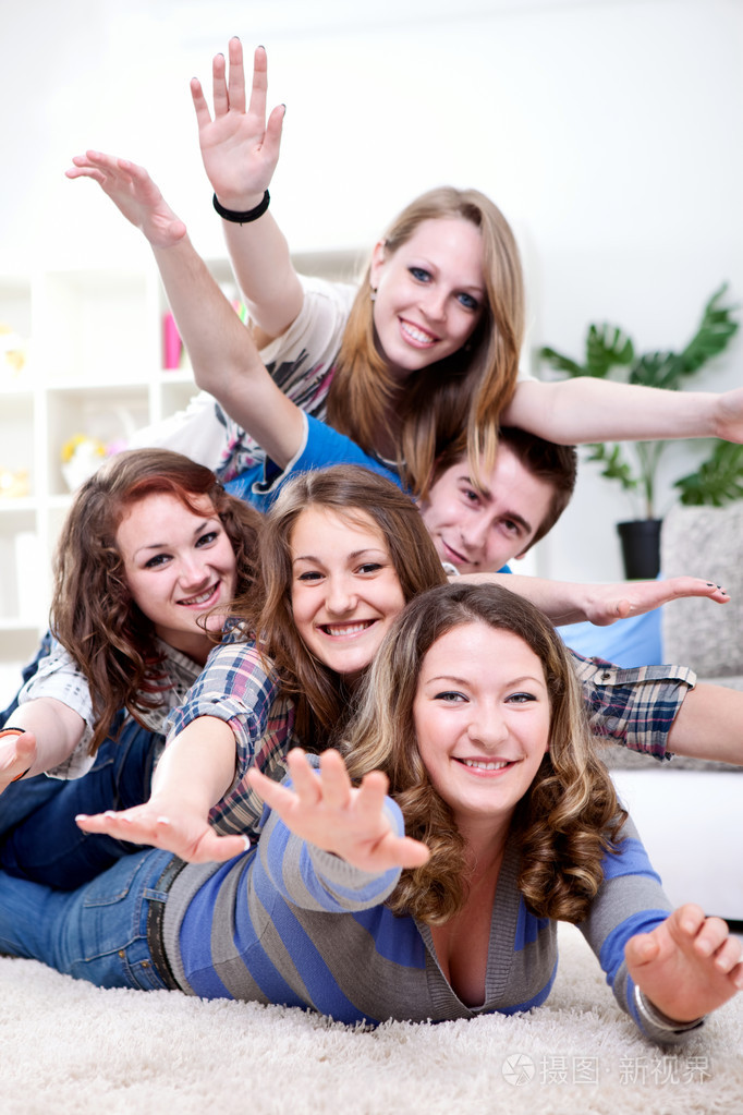 年轻的朋友很开心