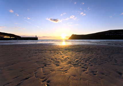 日落在口岸的沙滩上艾琳马恩岛