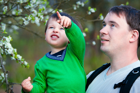 父亲和他的小儿子在春天公园